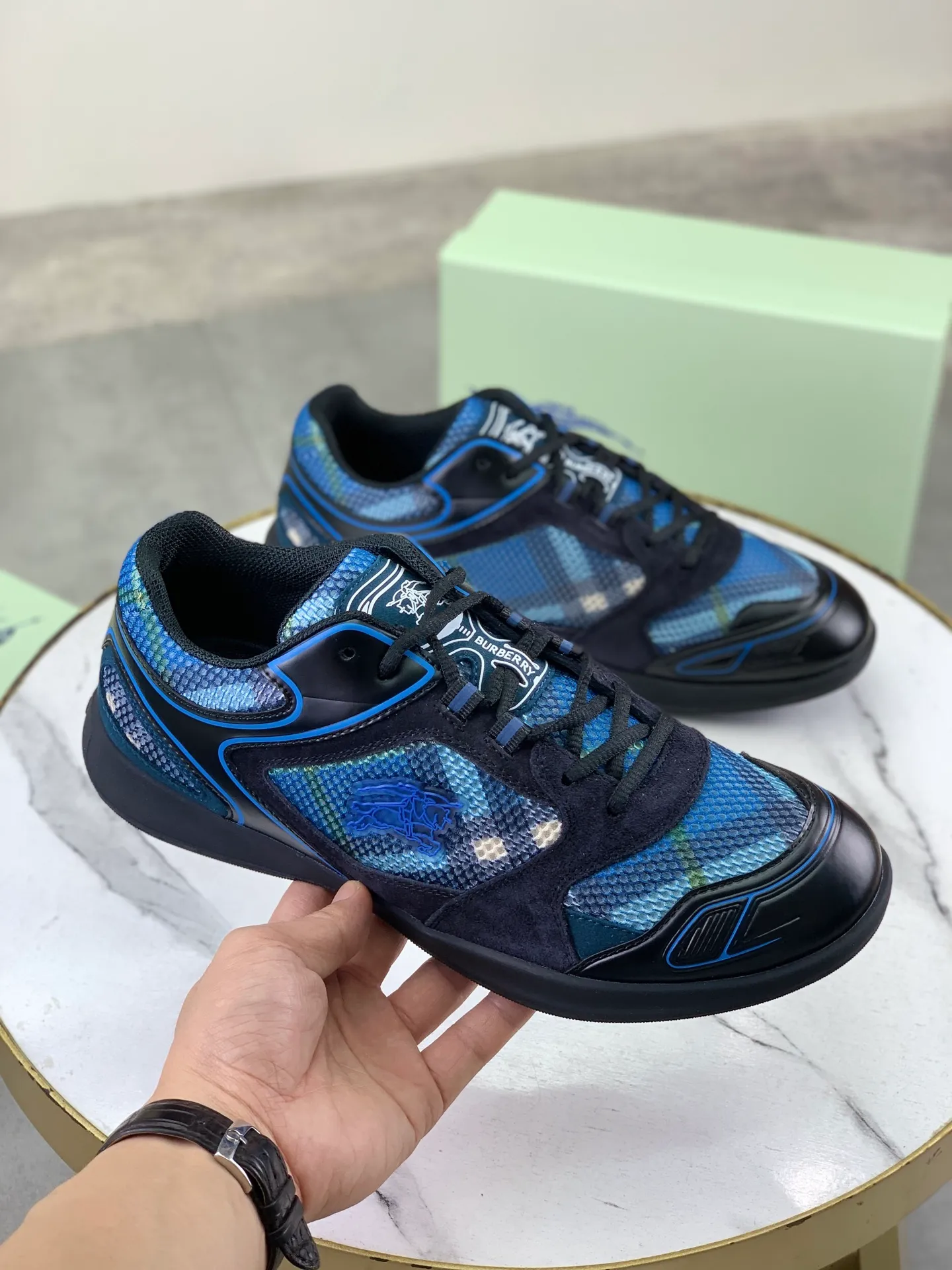Factory price P720 [BURBERRY] Burberry - High-end quality original order - Upper: imported 🔝 original material - Inner lining: cowhide lining, feet; water-dyed cowhide - Outsole: ultra-light TPR rubber; two-color molded outsole - Ultra-high quality control·Fine workmanship: highlighted (high-end·nobility·grade) -Size: 36-46 for men and women Color: 4️⃣colors available